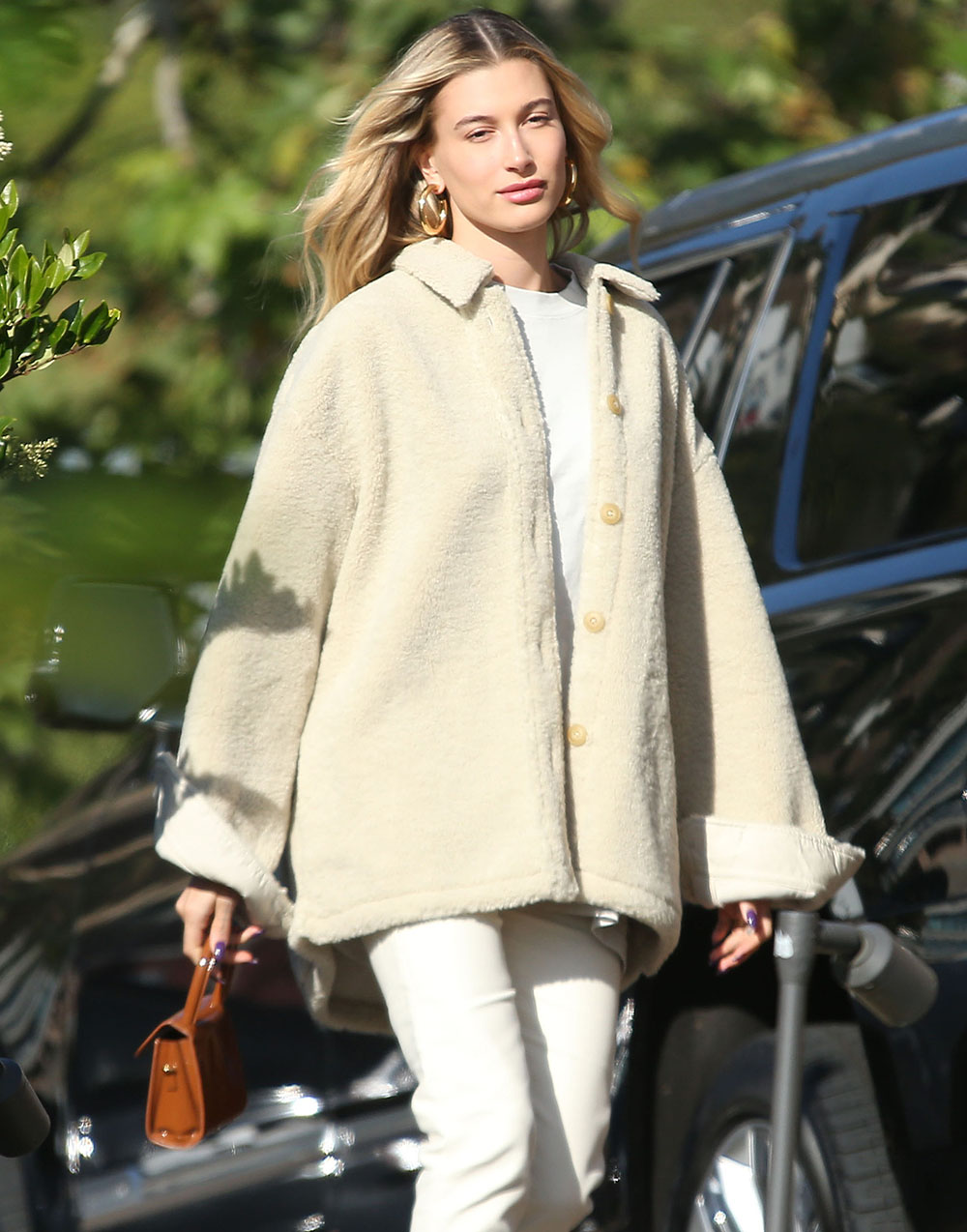 See Hailey Bieber Wear a Chic Shearling Jacket While Shopping with