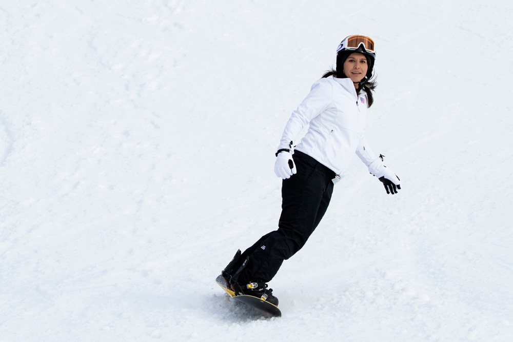 Kandydatka Demokratów na prezydenta, republikanka Tulsi Gabbard, Hawaje, snowboardy w Cranmore Mountain Resort, w North Conway, N.H. Wybory 2020 Tulsi Gabbard, North Conway, USA - 28 stycznia 2020