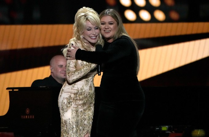 Kelly Clarkson & Dolly Parton Hug
