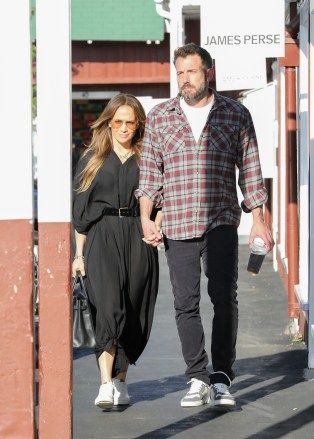 Brentwood, CA - Ben Affleck and Jennifer Lopez leave hand in hand after a long lunch together at the Brentwood Country Mart in Brentwood.  Pictured: Ben Affleck, Jennifer Lopez BACKGRID USA 23 APRIL 2022 USA: +1 310 798 9111 / usasales@backgrid.com UK: +44 208 344 2007 / uksales@backgrid.com *UK Clients - Pictures Containing Children Please Pixelate Face Prior To Publication*