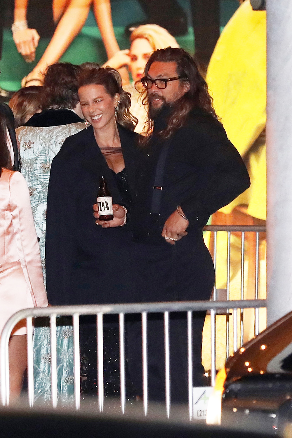 Jason Momoa and Kate Beckinsale get cozy together along with Rita Ora and Taika Waititi at the Vanity Fair party!