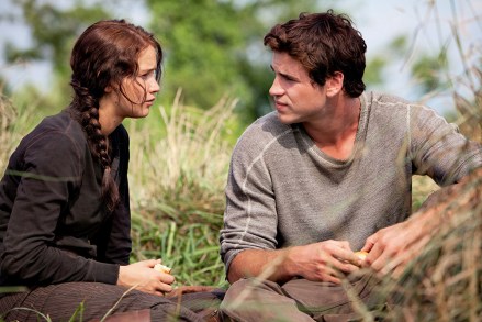 THE HUNGER GAMES, from left: Jennifer Lawrence, Liam Hemsworth, 2012. ph: Murray Close/©Lionsgate/Courtesy Everett Collection