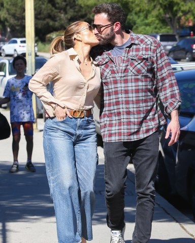 Pacific Palisades, CA - *EXCLUSIVE* - Ben Affleck and Jennifer Lopez kiss in front of the cameras while dropping off his son Samuel at his swimming class in Pacific Palisades.Pictured: Ben Affleck and Jennifer LopezBACKGRID USA 24 MARCH 2022 BYLINE MUST READ: Stoianov / BACKGRIDUSA: +1 310 798 9111 / usasales@backgrid.comUK: +44 208 344 2007 / uksales@backgrid.com*UK Clients - Pictures Containing ChildrenPlease Pixelate Face Prior To Publication*