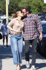 Pacific Palisades, CA - *EXCLUSIVE* - Ben Affleck and Jennifer Lopez kiss in front of the cameras while dropping off his son Samuel at his swimming class in Pacific Palisades.Pictured: Ben Affleck and Jennifer LopezBACKGRID USA 24 MARCH 2022 BYLINE MUST READ: Stoianov / BACKGRIDUSA: +1 310 798 9111 / usasales@backgrid.comUK: +44 208 344 2007 / uksales@backgrid.com*UK Clients - Pictures Containing ChildrenPlease Pixelate Face Prior To Publication*