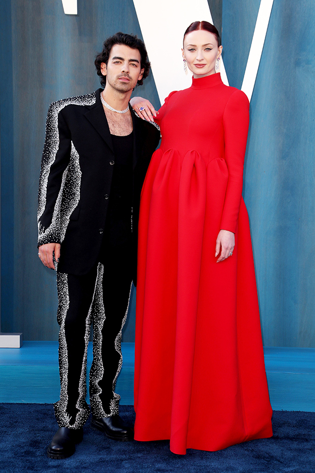 Pregnant Sophie Turner drops jaws at 2022 Vanity Fair Oscars party with Joe  Jonas
