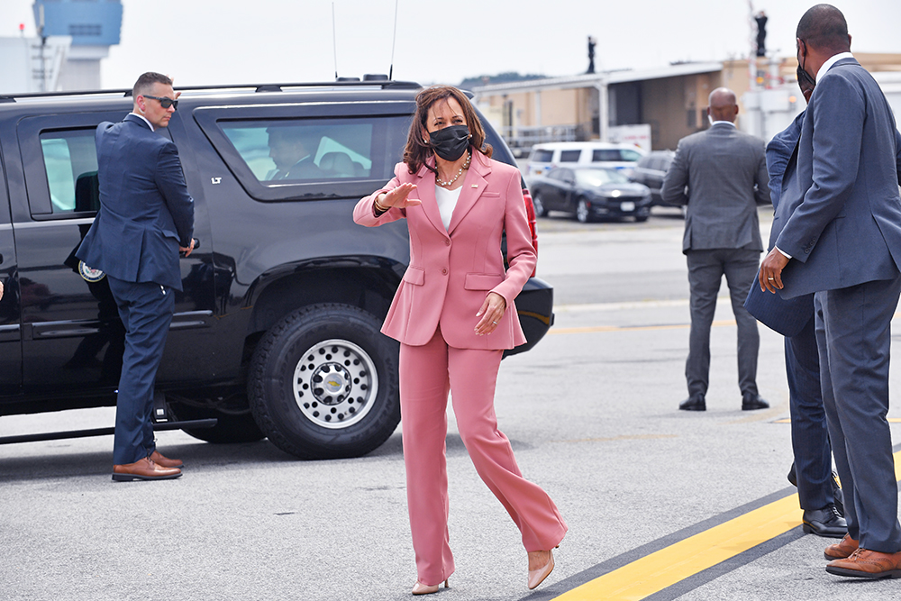 28 de julio de 2022 Nueva York, NY, EE.UU. - La vicepresidenta estadounidense Kamala Harris desembarca en el aeropuerto LaGuardia de Nueva York. El vicepresidente es recibido por el vicegobernador del estado de Nueva York, Antonio Delgado. Está en la ciudad de Nueva York para anunciar nuevos esfuerzos de los sectores público y privado para alinear decenas de miles de millones en inversiones en comunidades desatendidas. Esto incluirá la formación de una nueva Coalición de Oportunidades Económicas (EOC) para abordar las disparidades económicas y acelerar las oportunidades económicas en comunidades de color y otras comunidades desatendidas. El vicepresidente Harris visita la ciudad de Nueva York, Nueva York, Nueva York, EE. UU. - 28 de julio de 2022