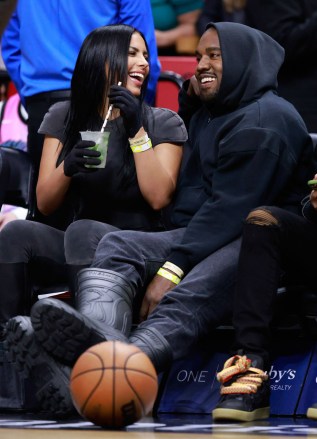 O rapper Kanye West e a namorada Chaney Jones assistem a um jogo entre o Miami Heat e o Minnesota Timberwolves no FTX Arena Celebrities no Miami Heat v Minnesota Timberwolves, Basketball no FTX Arena, Miami, Flórida, EUA - 12 de março de 2022