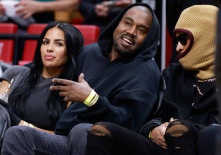 Rapper Kanye West a priateľka Chaney Jones spolu s rapperom Future sa zúčastňujú zápasu medzi Miami Heat a Minnesota Timberwolves v FTX Arena Celebrities v Miami Heat vs Minnesota Timberwolves, Basketbal v FTX Arena, Miami, Florida, USA - 12. marca 2022
