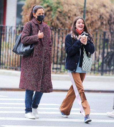 Actress Katie Holmes and daughter Suri enjoy a Sunday afternoon, laughing together in Soho, New York City, NY, USA on March 20, 2022. Katie shows off her nose ring and his ear.  Dylan Travis's Photo/ABACAPPRESS.COM Photo: Katie Holmes,Suri Cruise Ref: SPL5297803 200322 NON-EXCLUSIVE Photo by: AbacaPress / SplashNews.com News and Featured PhotosUnited States: +1 310-525-5808London: +44 (0) )20 8126 1009Berlin: +49 175 3764 166photodesk@splashnews.com United Arab Emirates Rights, Australia's Rights, Bahrain's Rights, Canada's Rights, Greece's Rights, India's Rights, Israel's Rights , Rights of Korea, Rights of New Zealand, Rights of Qatar, Rights of Saudi Arabia, Rights of Singapore, Rights of Thailand, Rights of Taiwan, Rights of Great Britain, Rights of the United States of America