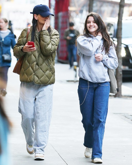 Suri Cruise And Mom Katie Holmes Rock Baggy Jeans In Nyc Photos Hollywood Life