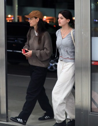 Los Angeles, CA - *EXCLUSIVE* - Katie Holmes & Suri Cruise make a casual departure out of Los Angeles late Monday night. Katie Holmes opted for the no make-up look and a hat while Sure wore her hair in braids. Pictured: Katie Holmes, Suri Cruise BACKGRID USA 25 APRIL 2023 BYLINE MUST READ: LionsShareNews / BACKGRID USA: +1 310 798 9111 / usasales@backgrid.com UK: +44 208 344 2007 / uksales@backgrid.com *UK Clients - Pictures Containing Children Please Pixelate Face Prior To Publication*