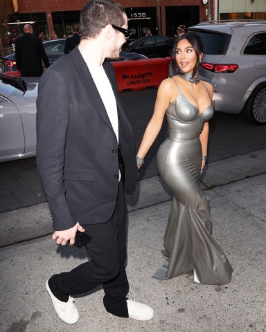 Los Angeles, CA  - *EXCLUSIVE*  - Kim Kardashian shows off her curvy figure as she and boyfriend Pete Davidson make grand entrance to HULU’s “The Kardashian’s” event in Hollywood  Pictured: Kim Kardashian, Pete Davidson  BACKGRID USA 7 APRIL 2022   USA: +1 310 798 9111 / usasales@backgrid.com  UK: +44 208 344 2007 / uksales@backgrid.com  *UK Clients - Pictures Containing Children Please Pixelate Face Prior To Publication*