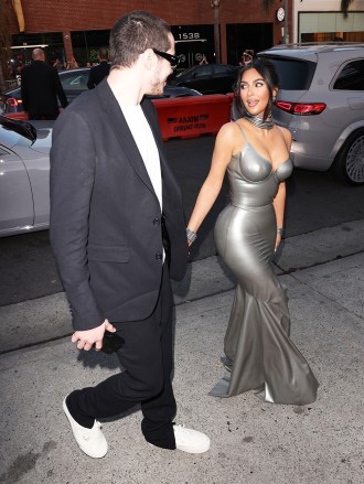 Los Ángeles, CA - *EXCLUSIVO* - Kim Kardashian muestra sus curvas curvilíneas mientras ella y su novio Pete Davidson hacen una gran entrada en HULU's 