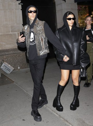 New York, NY - Kourtney Kardashian ve Travis Barker, New York Otellerinden ayrılırken rahat sallanan kapüşonlular giyiyorlar. +44 208 344 2007 / uksales@backgrid.com *Birleşik Krallık Müşterileri - Çocuk İçeren Resimler Lütfen Yayınlanmadan Önce Yüzünüzü Pikselleştirin*