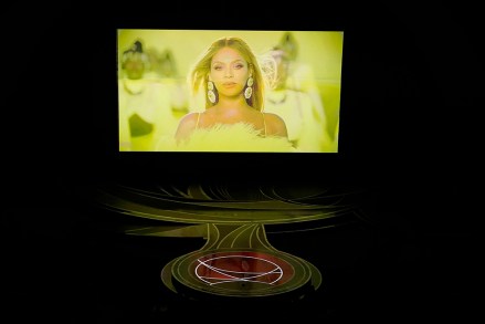 Beyonce şarkıyı söylerken ekranda beliriyor 