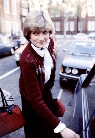 Lady Diana SpencerLady Diana Spencer di luar flatnya di Coleherne Court, Kensington, London, Inggris- 1980