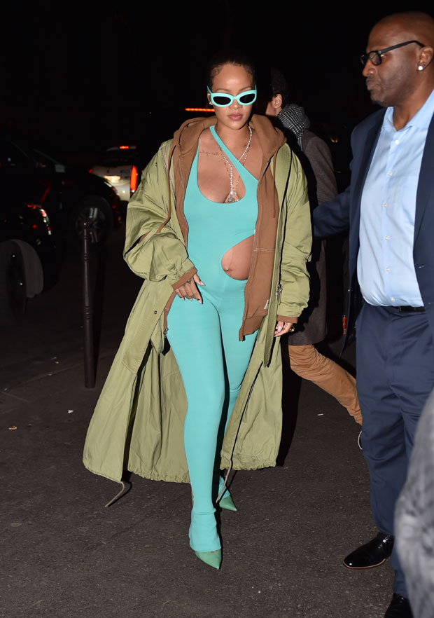 Rihanna, enceinte, montre sa bosse dans une combinaison néon aigue-marine à la Fashion Week de Paris — Photos