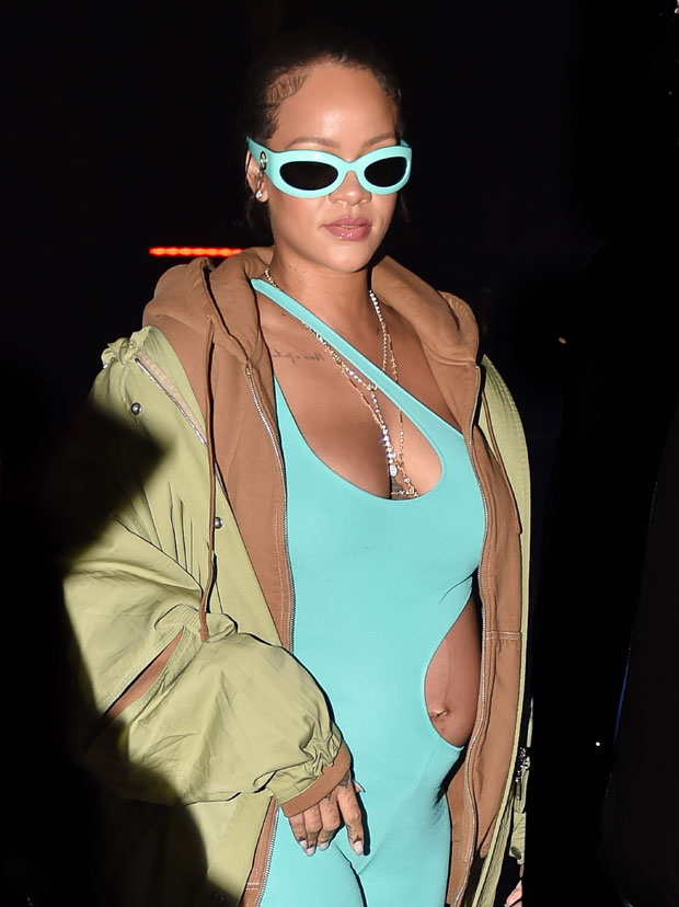 Rihanna, enceinte, montre sa bosse dans une combinaison néon aigue-marine à la Fashion Week de Paris — Photos