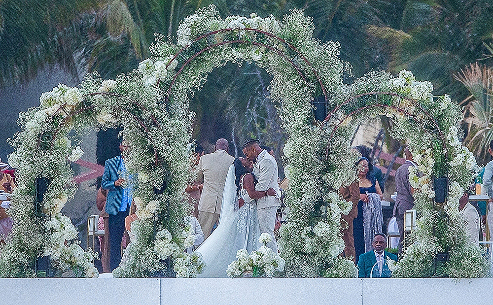 Cabo San Lucas, MEXICO - *EXCLUSIVE* - Simone Biles and Jonathan Owens tie the knot in Cabo San Lucas.Pictured: Simone Biles and Jonathan Owen BACKGRID USA 6 MAY 2023 BYLINE MUST READ: HEM / BACKGRID USA: +1 310 798 9111 / usasales@backgrid.com UK: +44 208 344 2007 / uksales@backgrid.com *UK Clients - Pictures Containing Children Please Pixelate Face Prior To Publication*