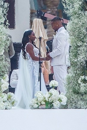 Cabo San Lucas, MEXICO - *EXCLUSIVE* - Simone Biles and Jonathan Owens tie the knot in Cabo San Lucas. Pictured: Simone Biles and Jonathan Owen BACKGRID USA 6 MAY 2023 BYLINE MUST READ: HEM / BACKGRID USA: +1 310 798 9111 / usasales@backgrid.com UK: +44 208 344 2007 / uksales@backgrid.com *UK Clients - Pictures Containing Children Please Pixelate Face Prior To Publication*