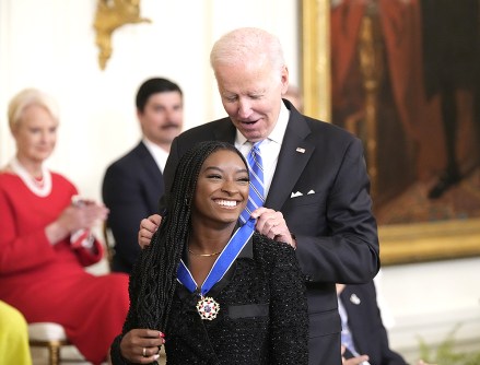 Jimnastikçi Simone Biles, Washington DC'deki Beyaz Saray'ın Doğu Odasında düzenlenen törende ABD Başkanı Joe Biden'ın Özgürlük Madalyasını kabul etti.  Biden, Özgürlük Madalyasını Onyedi Alıcıya Sunuyor, Washington, Columbia Bölgesi, ABD - 07 Temmuz 2022