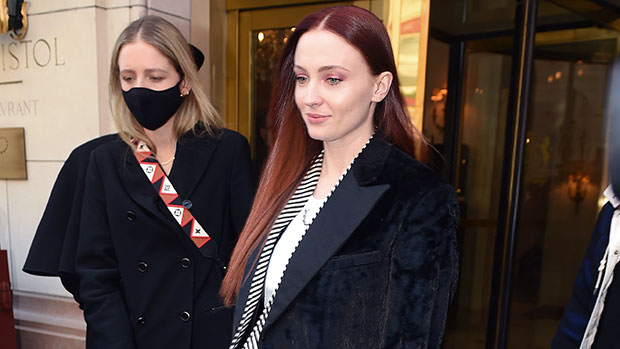Sophie Turner's Baby Bump In Leather Dress – Louis Vuitton Show