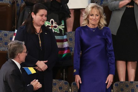 संयुक्त राज्य अमेरिका में यूक्रेन के राजदूत ओक्साना मार्कारोवा (बाएं) 01 मार्च, 2022 को वाशिंगटन, डीसी में यूएस कैपिटल के हाउस चैंबर में कांग्रेस के संयुक्त सत्र के दौरान प्रथम महिला के सम्मान के अतिथि के रूप में स्टेट ऑफ द यूनियन एड्रेस देते हैं। जिल बिडेन।  वाशिंगटन डी, यूएसए में स्टेट ऑफ द यूनियन एड्रेस - 01 मार्च 2022