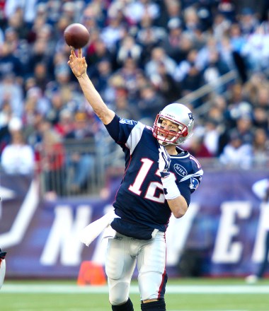 American Football - NFL - New England Patriots vs Buffalo Bills quarterback New England Patriots Tom Brady (12) beraksi Amerika Serikat Foxboro NFL: JAN 01 Bills at Patriots
