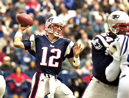Le quart-arrière des Patriots de la Nouvelle-Angleterre Tom Brady (12) passe lors du premier départ de Brady d'un match de football de la NFL contre les Colts d'Indianapolis à Foxboro, Mass Colts Patriots Brady Football, Foxboro, États-Unis - 30 septembre 2001