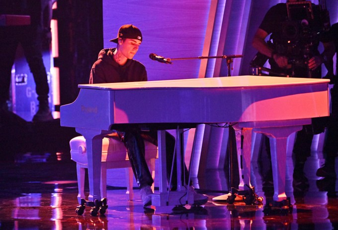 Justin Bieber Plays ‘Peaches’ On Piano
