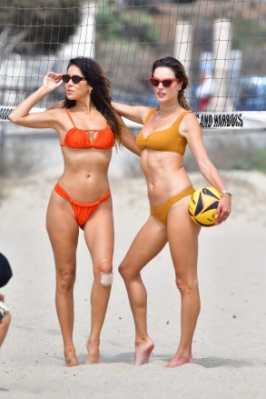Malibu, CA  - *EXCLUSIVE* Alessandra Ambrosio poses for pictures with a friend while playing beach volleyball in Malibu.Pictured: Alessandra AmbrosioBACKGRID USA 31 JULY 2022 USA: +1 310 798 9111 / usasales@backgrid.comUK: +44 208 344 2007 / uksales@backgrid.com*UK Clients - Pictures Containing ChildrenPlease Pixelate Face Prior To Publication*
