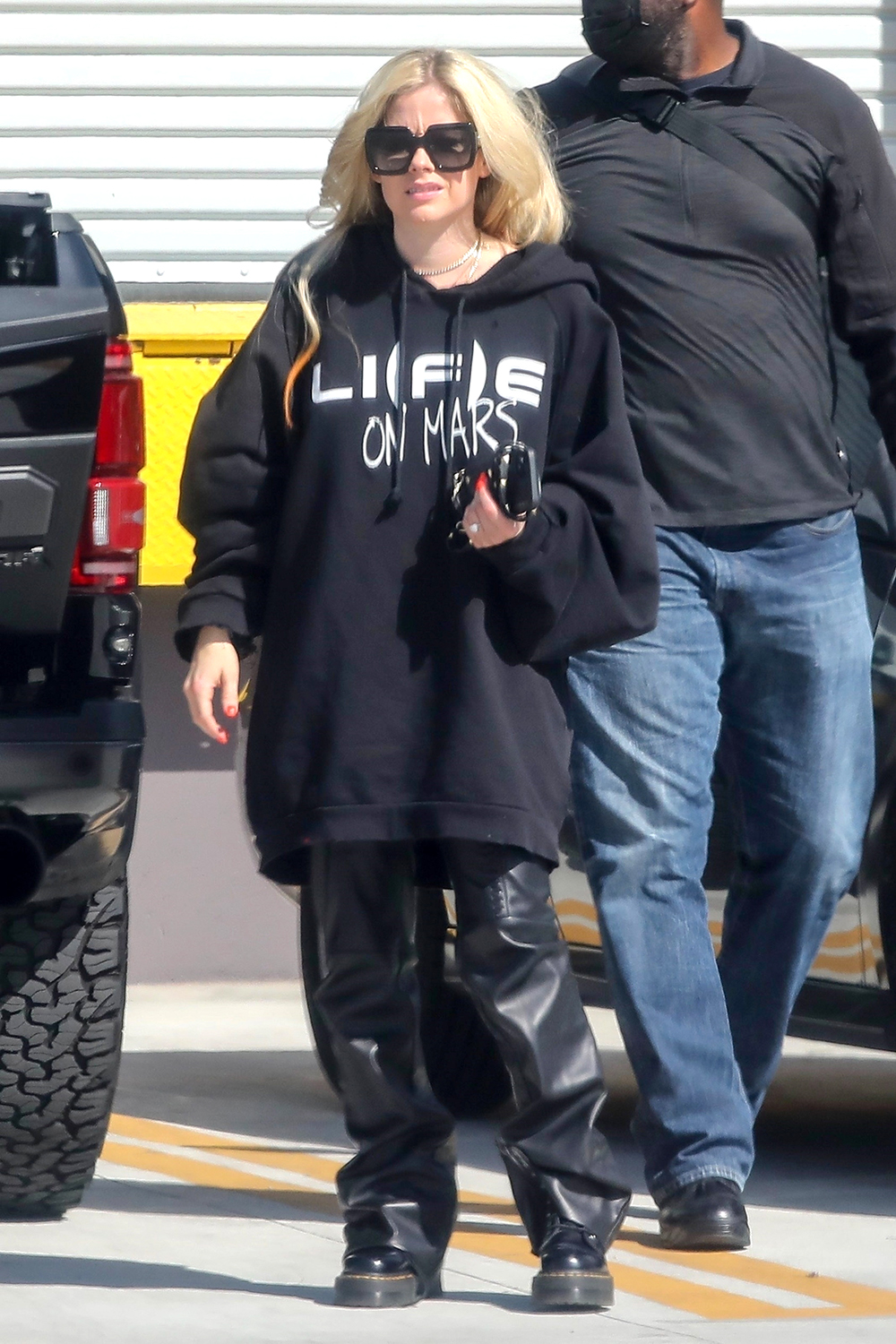 *EXCLUSIVE* New Ring? Singer Avril Lavigne displays what appears to be a very large engagement ring while arriving at a studio in LA