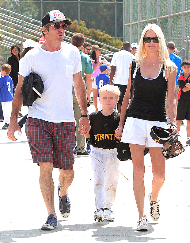 Dennis Quaid with child and wife