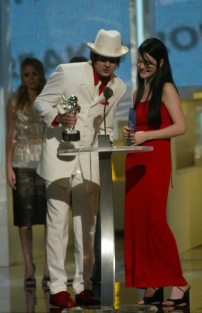 WHITE Jack White, left, and his partner in The White Stripes, Meg White, accept their Breakthrough Video award for "Fell In Love With a Girl" during the MTV Video Music Awards at New York's Radio City Music Hall
MTV AWARDS, NEW YORK, USA