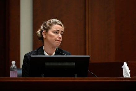 Aktör Amber Heard, Fairfax, Va.'daki Fairfax County Circuit Adliye Sarayı'ndaki mahkeme salonunda ifade veriyor.  Aktör Johnny Depp, 2018'de The Washington Post'ta kendisinden bir erkek olarak bahseden bir köşe yazısı yazısı yazdıktan sonra Fairfax County Circuit Court'ta eski karısı Amber Heard'a iftira davası açtı. "Aile içi istismarı temsil eden tanınmış kişi Depp Heard Davası, Fairfax, Amerika Birleşik Devletleri - 17 Mayıs 2022