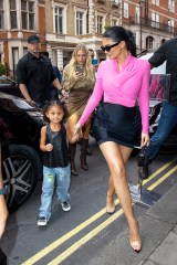 Kylie Jenner is seen arriving back to her London hotel with her daughter Stormi and flanked by her security. 04 Aug 2022 Pictured: Kylie Jenner, Stormi. Photo credit: MEGA TheMegaAgency.com +1 888 505 6342 (Mega Agency TagID: MEGA883842_013.jpg) [Photo via Mega Agency]