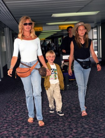 Goldie Hawn, oğlu Wyatt Russell ve kızı Kate Hudson ile Goldie Hawn, Ailesi ile Heathrow Havalimanı'nda, Londra, İngiltere - 1991