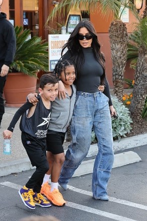 Thousand Oaks, CA  - Reality star and proud mom Kim Kardashian takes Saint to Island's for a post-basketball game dinner!Pictured: Kim KardashianBACKGRID USA 14 APRIL 2023 USA: +1 310 798 9111 / usasales@backgrid.comUK: +44 208 344 2007 / uksales@backgrid.com*UK Clients - Pictures Containing ChildrenPlease Pixelate Face Prior To Publication*
