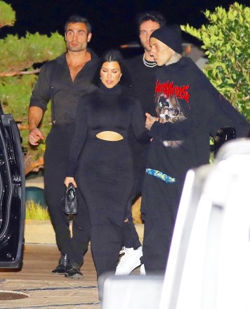 Kourtney Kardashian and Travis Barker are seen leaving Nobu Malibu.  20 Sep 2022 In the photo: Kourtney Kardashian and Travis Barker.  Photo Credit: MEGA TheMegaAgency.com +1 888 505 6342 (Mega Agency TagID: MEGA899885_004.jpg) [Photo via Mega Agency]
