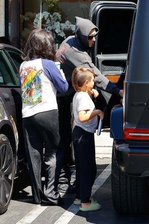 Westlake Village, - *EXCLUSIVE* - Kourtney Kardashian and Travis Barker enjoy casual lunch and coffee with son Reign at JOi Café in Westlake Village.  Pictured: Kourtney Kardashian, Travis BarkerBACKGRID USA 15 JULY 2022 1301 US: +118 @backgrid.comUK: +44 208 344 2007 / uksales@backgrid.com*UK Customers - Images With Children Please Pixelate Face Before Publishing*