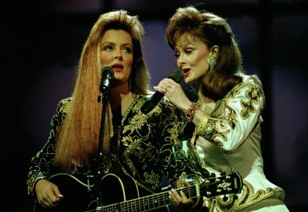 Judd Wynonna Judd, kiri, dan ibunya, Naomi, tampil dalam acara penghargaan Country Music Association di Nashville, Tenn., .  The Judds membawa pulang penghargaan untuk duo tahun ini WYNONNA NAOMI JUDD
