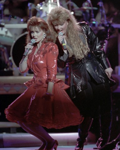 JUDD Naomi Judd, left, and daughter Wynonna perform their farewell concert Wednesday night in Murfreesboro, Tenn. Naomi is leaving the successful country duo due to chronic hepatitis
THE JUDDS, MURFREESBORO, USA