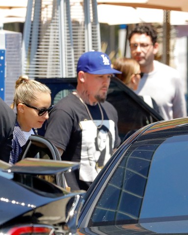 Brentwood, CA  - *EXCLUSIVE*  - Double date. Sisters Nicole and Sofia Richie meet up at the Italian restaurant "Toscana" for lunch accompanied by their husbands Joel Madden and Elliot Grainge in Brentwood, California.

Pictured: Nicole Richie, Joel Madden, Sofia Richie, Elliot Grainge

BACKGRID USA 18 MAY 2023 

USA: +1 310 798 9111 / usasales@backgrid.com

UK: +44 208 344 2007 / uksales@backgrid.com

*UK Clients - Pictures Containing Children
Please Pixelate Face Prior To Publication*