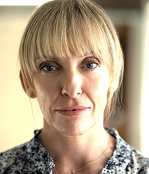 Pieces of Her. Toni Collette as Laura Oliver in episode 101 of Pieces of Her. Cr. Courtesy Of Netflix © 2022
