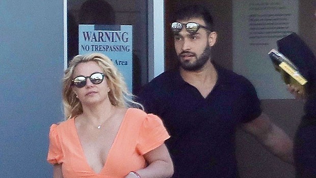 Britney Spears Covers Stomach 3 Days Before Announcing Pregnancy: Pic ...