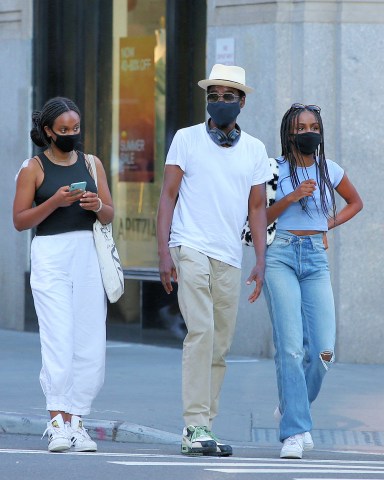 **USE CHILD PIXELATED IMAGES IF YOUR TERRITORY REQUIRES IT**

Comedian Chris Rock and his two daughters, Lola and Zahra, walk to dinner in Soho wearing face masks during Covid-19 Pandemic in Soho in New York City. Chris returns to his Mercedes-Benz SUV.

Pictured: Chris Rock
Ref: SPL5177176 160720 NON-EXCLUSIVE
Picture by: Christopher Peterson / SplashNews.com

Splash News and Pictures
USA: +1 310-525-5808
London: +44 (0)20 8126 1009
Berlin: +49 175 3764 166
photodesk@splashnews.com

World Rights