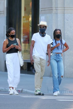 **USE CHILD PIXELATED IMAGES IF YOUR TERRITORY REQUIRES IT**Comedian Chris Rock and his two daughters, Lola and Zahra, walk to dinner in Soho wearing face masks during Covid-19 Pandemic in Soho in New York City. Chris returns to his Mercedes-Benz SUV.Pictured: Chris RockRef: SPL5177176 160720 NON-EXCLUSIVEPicture by: Christopher Peterson / SplashNews.comSplash News and PicturesUSA: +1 310-525-5808London: +44 (0)20 8126 1009Berlin: +49 175 3764 166photodesk@splashnews.comWorld Rights