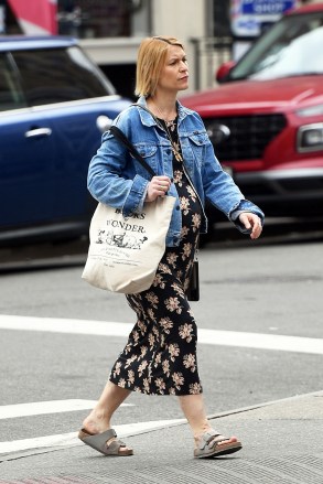 New York, NY  - *EXCLUSIVE* Pregnant actress Claire Danes gives a glimpse of her baby bump while out in Manhattan, New York.

Pictured: Claire Danes

BACKGRID USA 6 APRIL 2023 

BYLINE MUST READ: JosiahW / BACKGRID

USA: +1 310 798 9111 / usasales@backgrid.com

UK: +44 208 344 2007 / uksales@backgrid.com

*UK Clients - Pictures Containing Children
Please Pixelate Face Prior To Publication*
