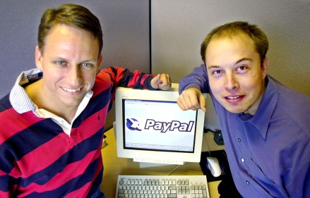 Peter thiel, Elon Musk ประธานเจ้าหน้าที่บริหารของ PayPal Peter Thiel (ซ้าย) และผู้ก่อตั้ง Elon Musk (ขวา) โพสท่ากับโลโก้ PayPal ที่สำนักงานใหญ่ของบริษัทใน Palo Alto รัฐแคลิฟอร์เนีย Thiel ผู้ร่วมก่อตั้ง PayPal และให้การลงทุนครั้งใหญ่กับ Facebook เป็นครั้งแรกในขณะนี้ ต้องการให้ Silicon Valley ซื้อแนวคิดที่ใหญ่กว่า นั่นคือ อนาคต  Thiel กำลังสนับสนุนกลุ่มที่มองเห็นอนาคตเมื่อคอมพิวเตอร์จะสื่อสารโดยตรงกับสมองของมนุษย์  ผู้บุกเบิกการเดินเรือจะพบประเทศลอยน้ำใหม่อยู่กลางมหาสมุทร  วิทยาศาสตร์จะพิชิตความแก่ และความตายจะกลายเป็นโรคที่รักษาได้ Tech Tycoon, PALO ALTO, USA