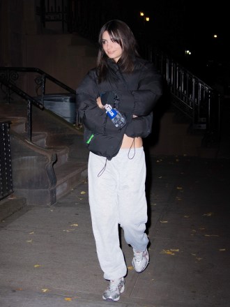 Emily Ratajkowski arriving back to her apartment after a date night out with Pete Davidson for his birthday.

Pictured: Emily Ratajkowski
Ref: SPL5503323 171122 NON-EXCLUSIVE
Picture by: Splashnews.com / SplashNews.com

Splash News and Pictures
USA: +1 310-525-5808
London: +44 (0)20 8126 1009
Berlin: +49 175 3764 166
photodesk@splashnews.com

World Rights